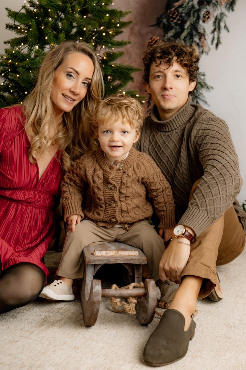 Amélie avec son compagnon et son fils, photo de famille de Noël