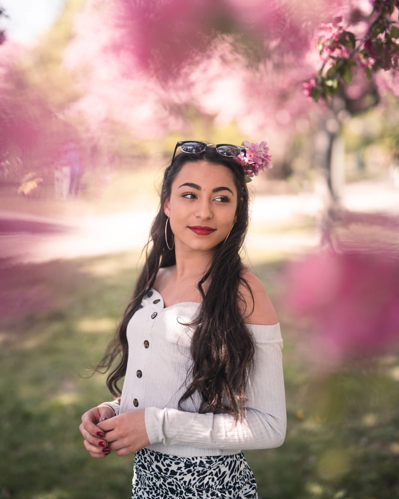 Portrait de Leila, sous des arbres en fleurs