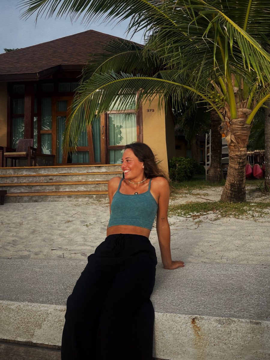 Marie en voyage, au bord d'une plage tropicale